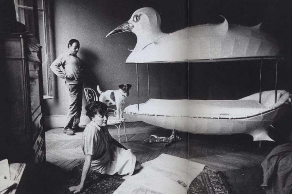 A SEAGULL WITH A GILDED BEAK CONTAINING A COCOON BED