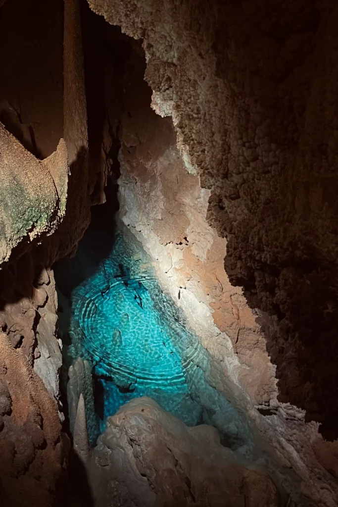 Acqua termale nella cava di Grotta Giusti