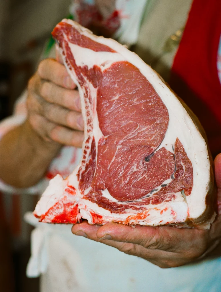 Dario Cecchini showings the Fiorentina. Photography by Alessandro Timpanaro