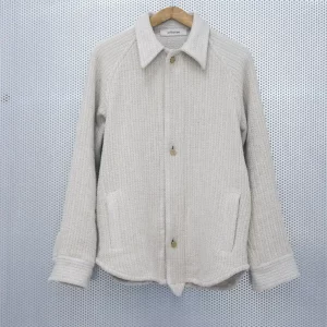 041.060 - Crafted in Italy this Handwoven Hemp Shirt features a relaxed fit, raglan sleeves, and a wide collar. Out of Hemp, Silk and Linen textile