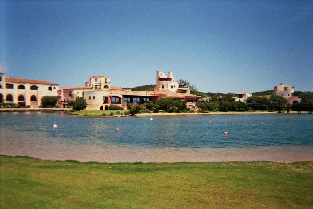 Hotel Cala di Volpe, Costa Smeralda - immagine analogica, Lampoon Magazine