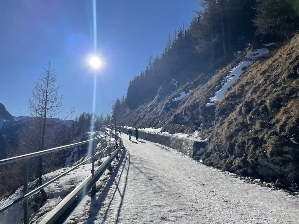 Il versante al sole, senza neve