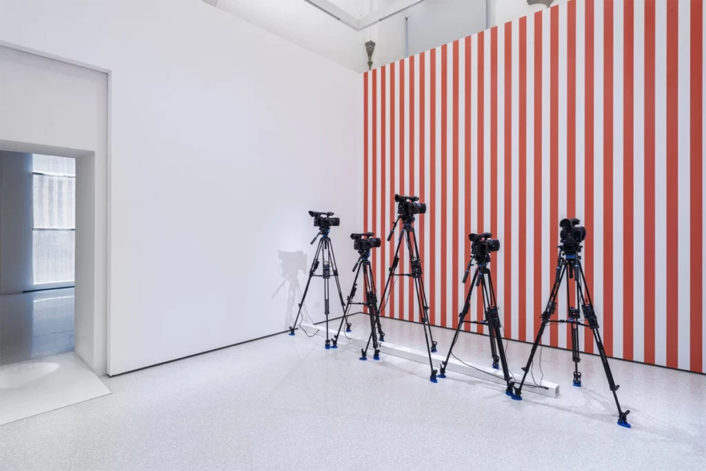 Da un riquadro all’altro 5 immagini _ frammenti di un modello ritrasmissione simultanea, scala 1_1, video in situ, 1974 _ 2025, courtesy Centre Pompidou. Particolare. Courtesy Fondazione Pistoia Musei, foto OKNOstudio, Ela Bialkowska © DB - SIAE Roma