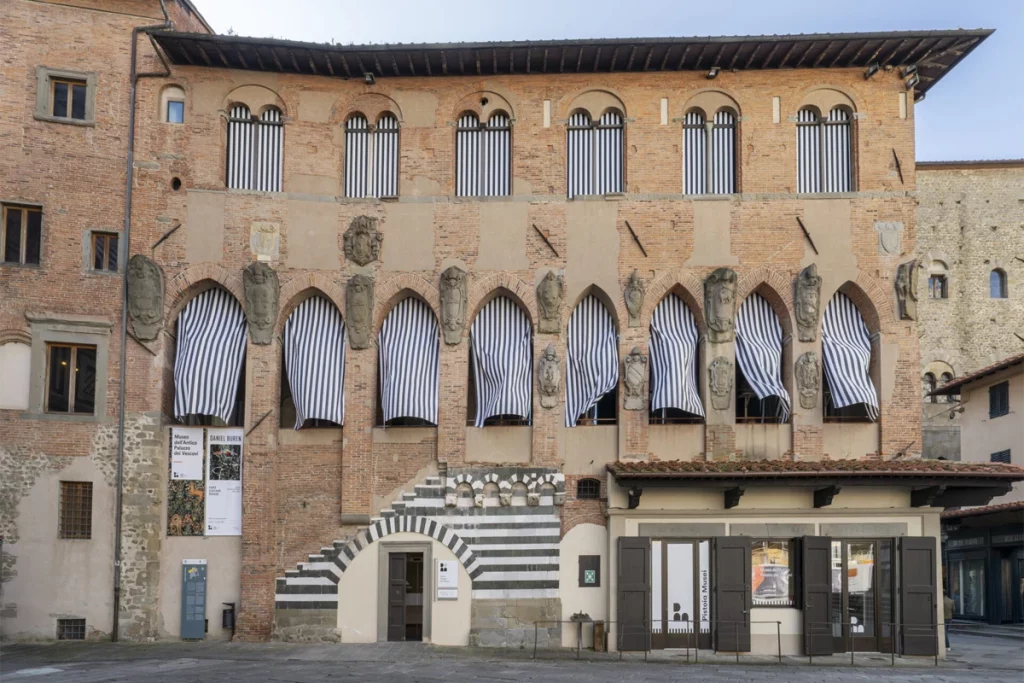La facciata ai venti, lavoro in situ, Antico Palazzo dei Vescovi, Pistoia, marzo 2025. Particolare. Courtesy Fondazione Pistoia Musei, foto OKNOstudio, Ela Bialkowska © DB – SIAE Roma
