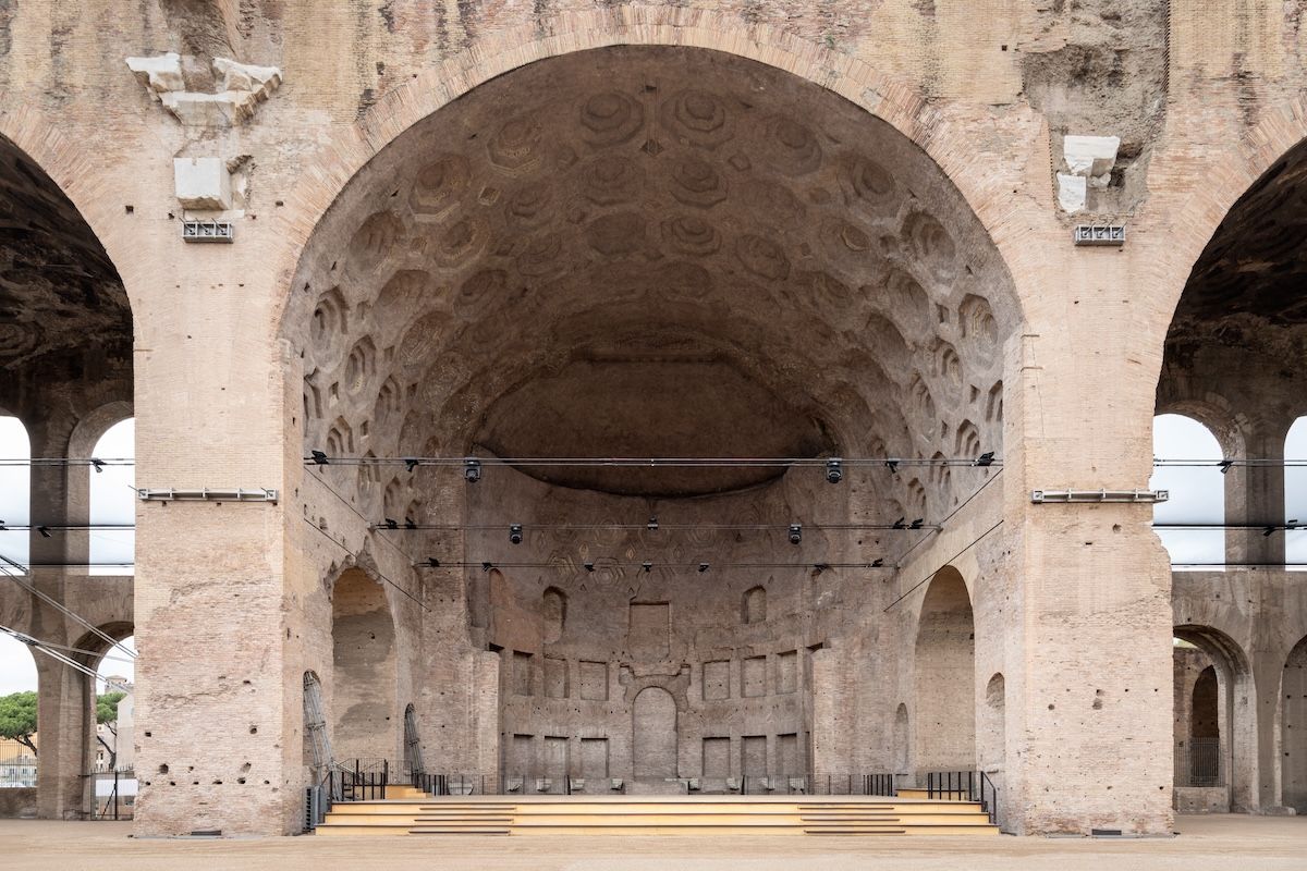 Alvisi Kirimoto, palco e percorso Basilica di Massenzio ©Giuseppe Miotto Marco Cappelletti Studi