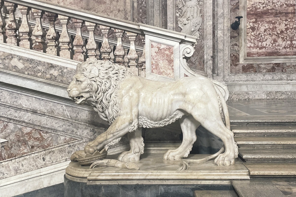 Leone in marmo, scalintata della Reggia di Caserta