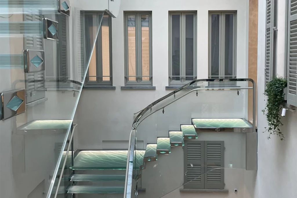 Tiffany & Co. – una scalinata trasparente ideata da Peter Marino e progettata da Hugh Dutton