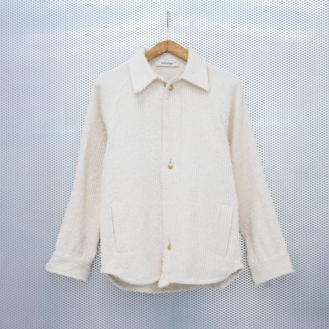 041.012_Shirt in Hemp Chenille with hexagonal convertible cufflinks in brass_vS