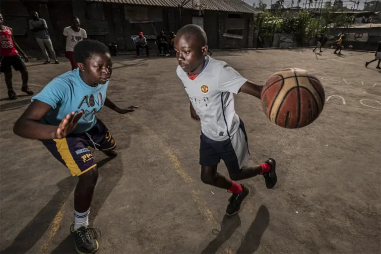 slums dunk Fotografia Simone Raso|Bruno Cerella e Tommaso Marino prendano la decisione su dove iniziare il loro progetto. Nel 2014 scelgono Mathare