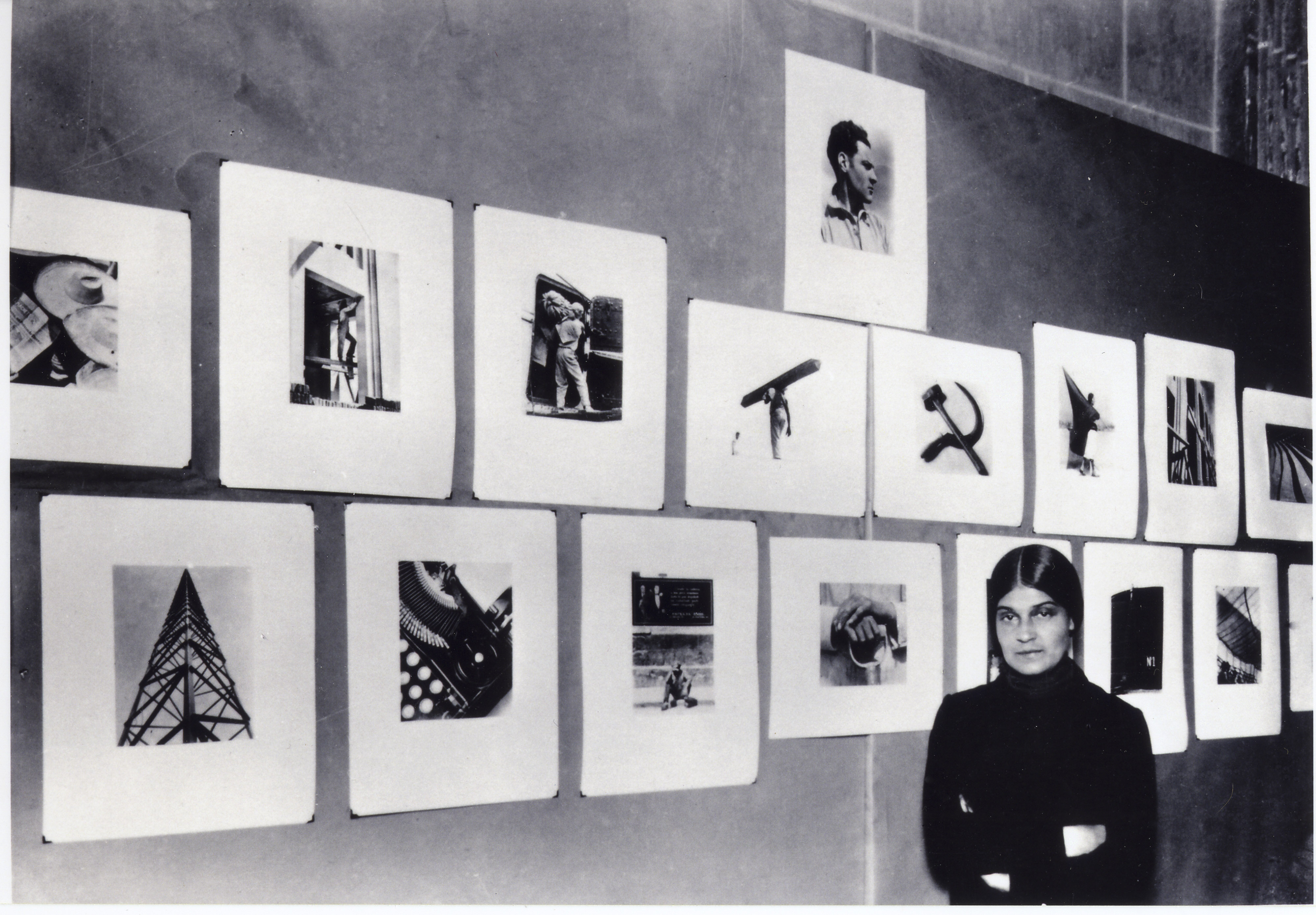 Enrique Diaz (incerto), Tina Modotti davanti a una sezione della sua mostra, Città del Messico, dicembre 1929, Archivi Cinemazero - Pordenone