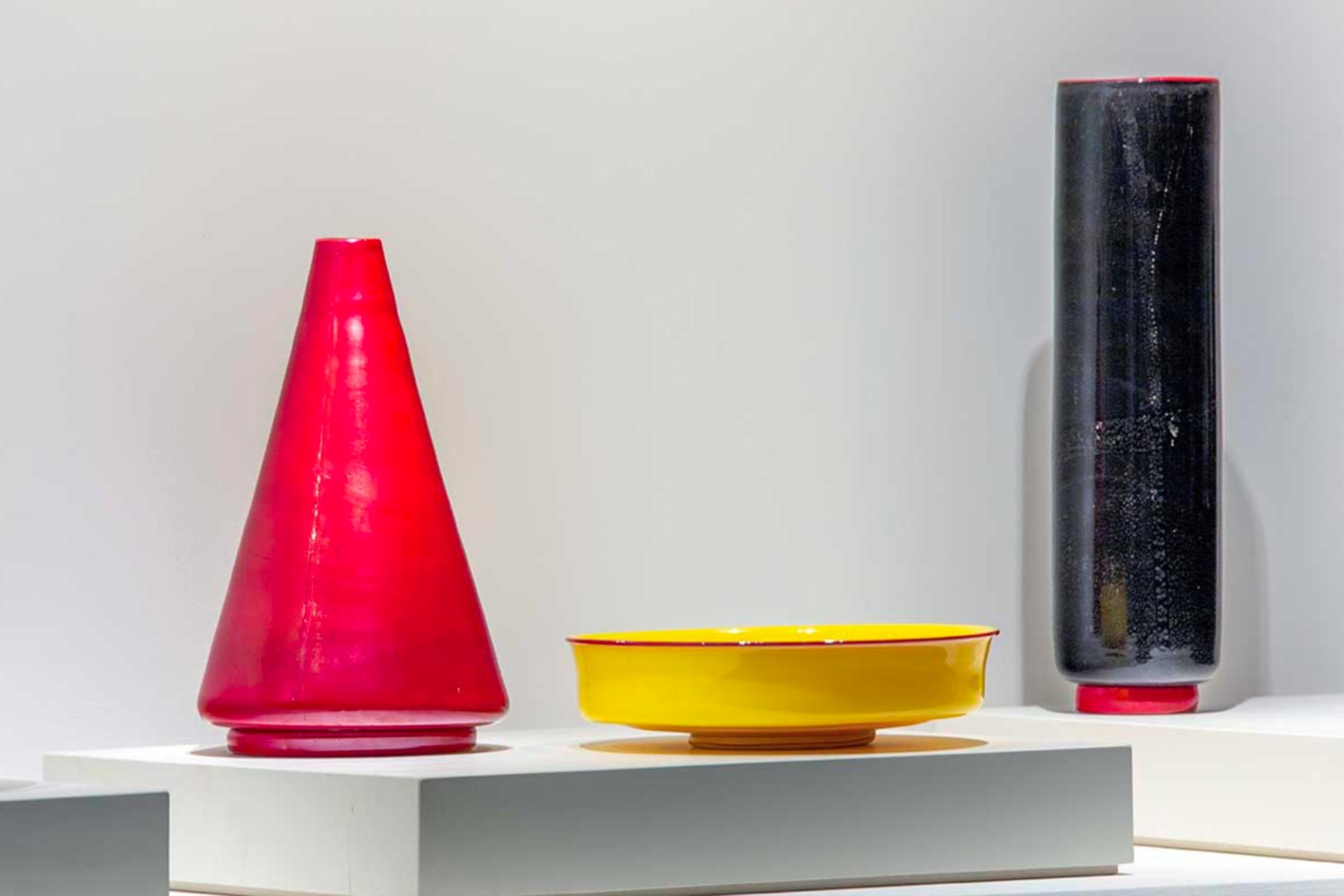 Vaso in pasta vitrea rossa e coppa in pasta vitrea gialla e rossa