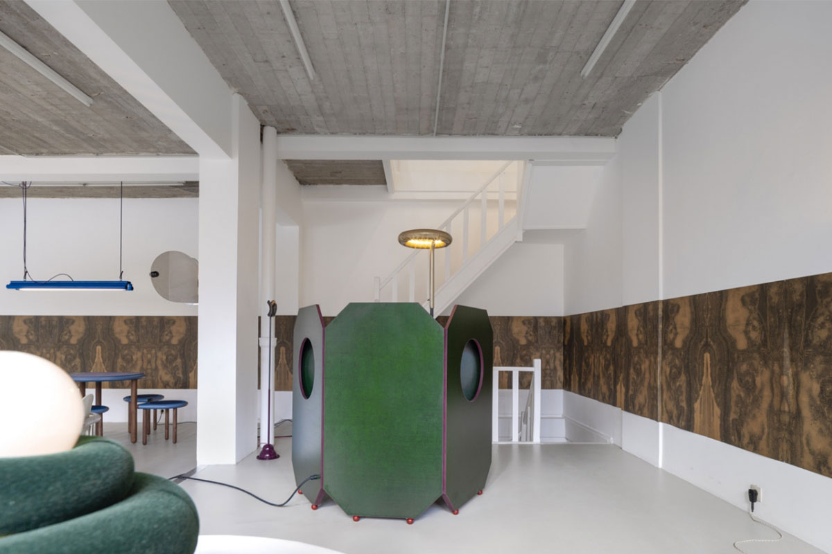 Lampoon, 1b, A Bar By Koenraad Dedobbeleer