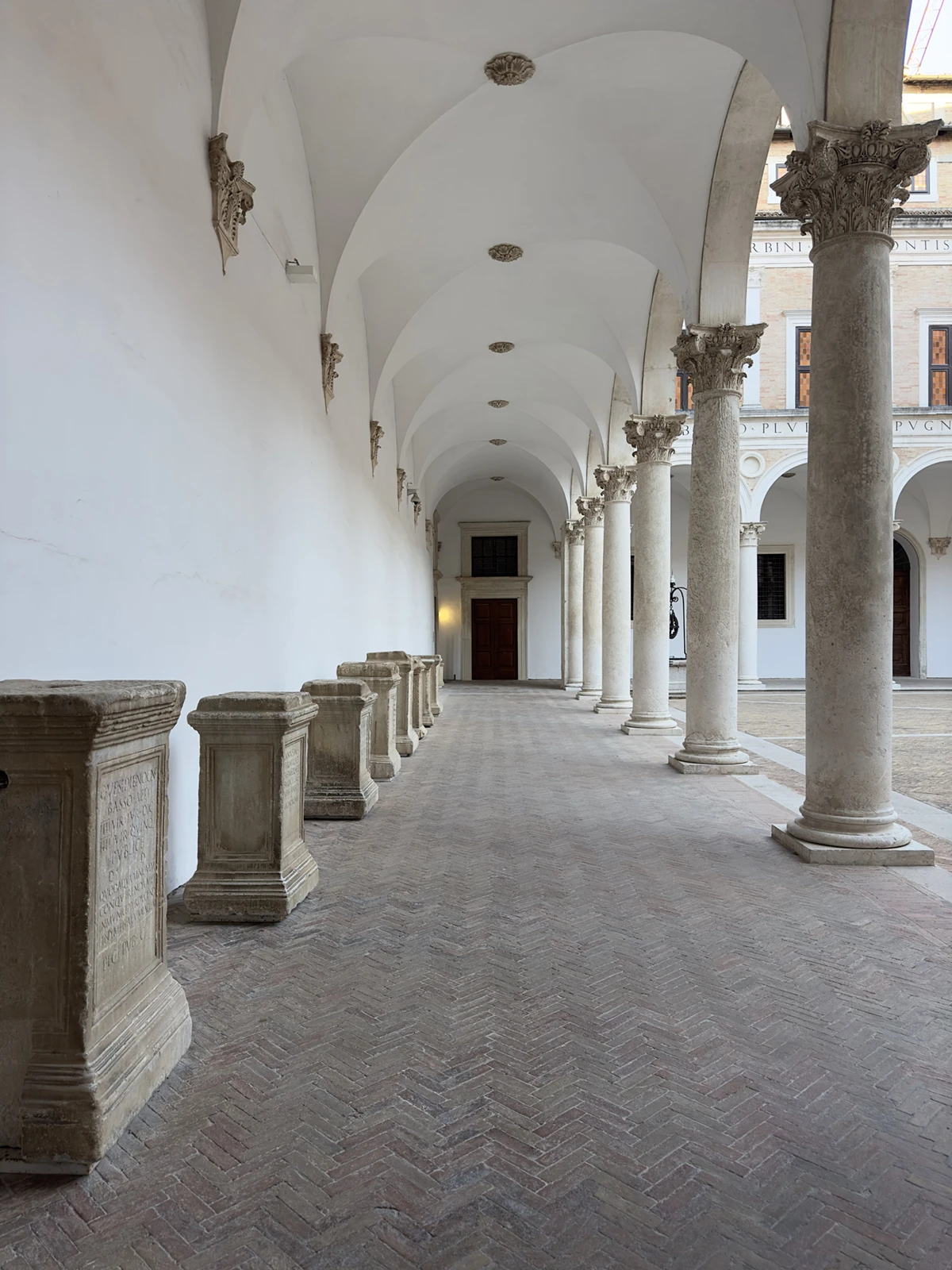 L’Appartamento della Jole: per realizzarlo furono congiunti due corpi di fabbrica antichi tramite un lotto intermedio a tre piani, inglobato nel lato lungo della residenza con cinque bifore marmoree ispirate al modello di Palazzo Medici-Riccardi a Firenze