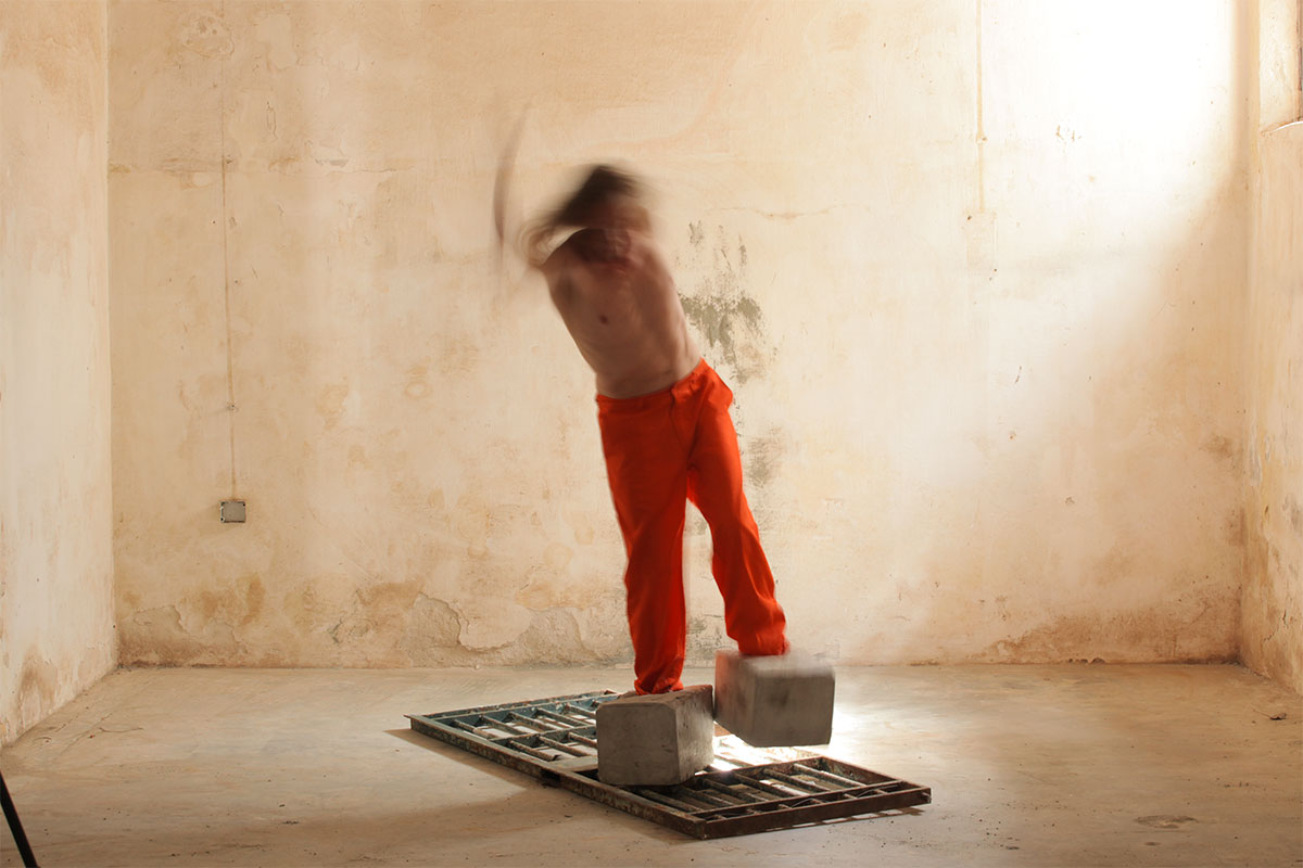 Lampoon, performance Yann Marussich, photography Sarah Maitrot