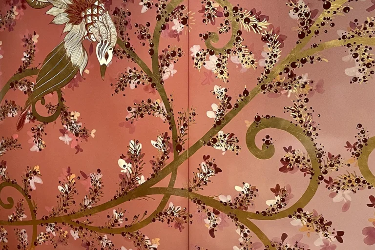 Atelier Midavaine – the lacquered wooden pannel pays tribute to the Maison's flora and fauna