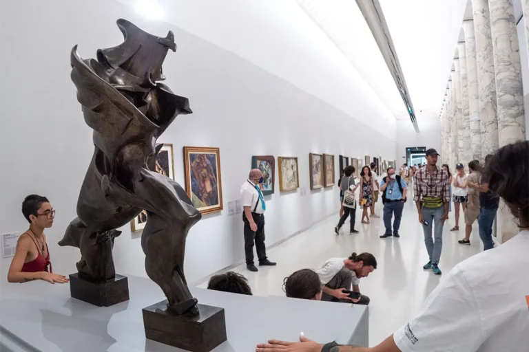 Attivisti incollati a Forme uniche della continuità nello spazio di Boccioni Lampoon