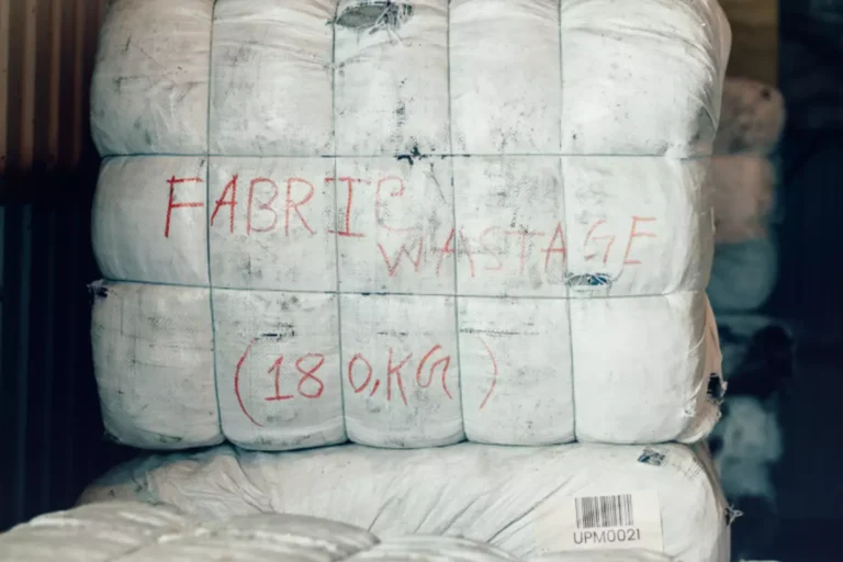 Balla di tessuti scartati