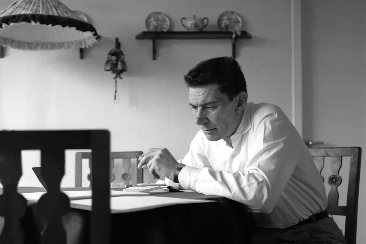 Beppe Fenoglio alla scrivania