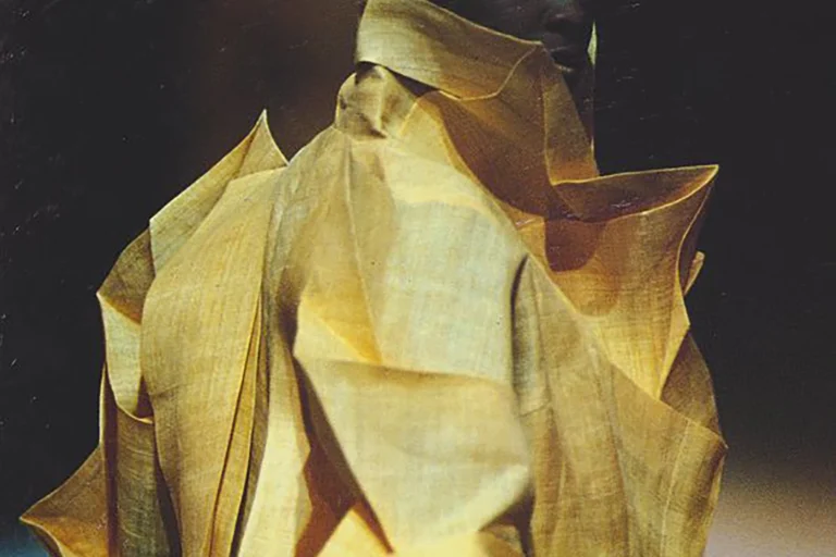 Issey Miyake paper jacket|Issey Miyake SS 2025|Monk's vest made of kamiko|Sample of japanese paper|Antidizionario della moda Issey Miyake kamiko jacket|Detail kamiko paper coat made my Behance copia