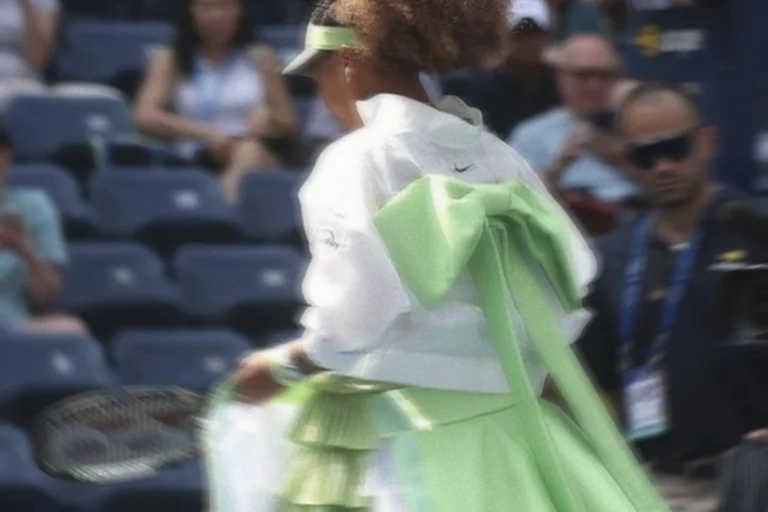 Naomi Osaka during Open US||Adidas tenniswear ads from the 70s|Chanel tennis racket|Jannik Sinner during ATP Finals wearing a Gucci bag|Lea Pericoli and the miniskirt history|Serena Williams Nike uniform playing a match|Queen Diana before a tennis match|Miu Miu SS22 details collection inspired by tenniswear|Noemi Osaka uniform during Open US 2024|Lacoste tenniswear ads from the 80s|Jannik Sinner during ATP Finals wearing a Gucci bag