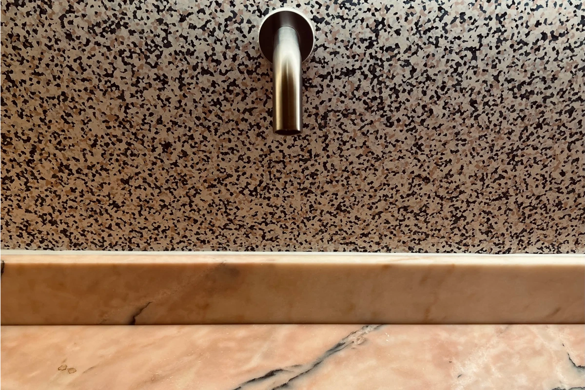 Contraste Milano, Bathroom