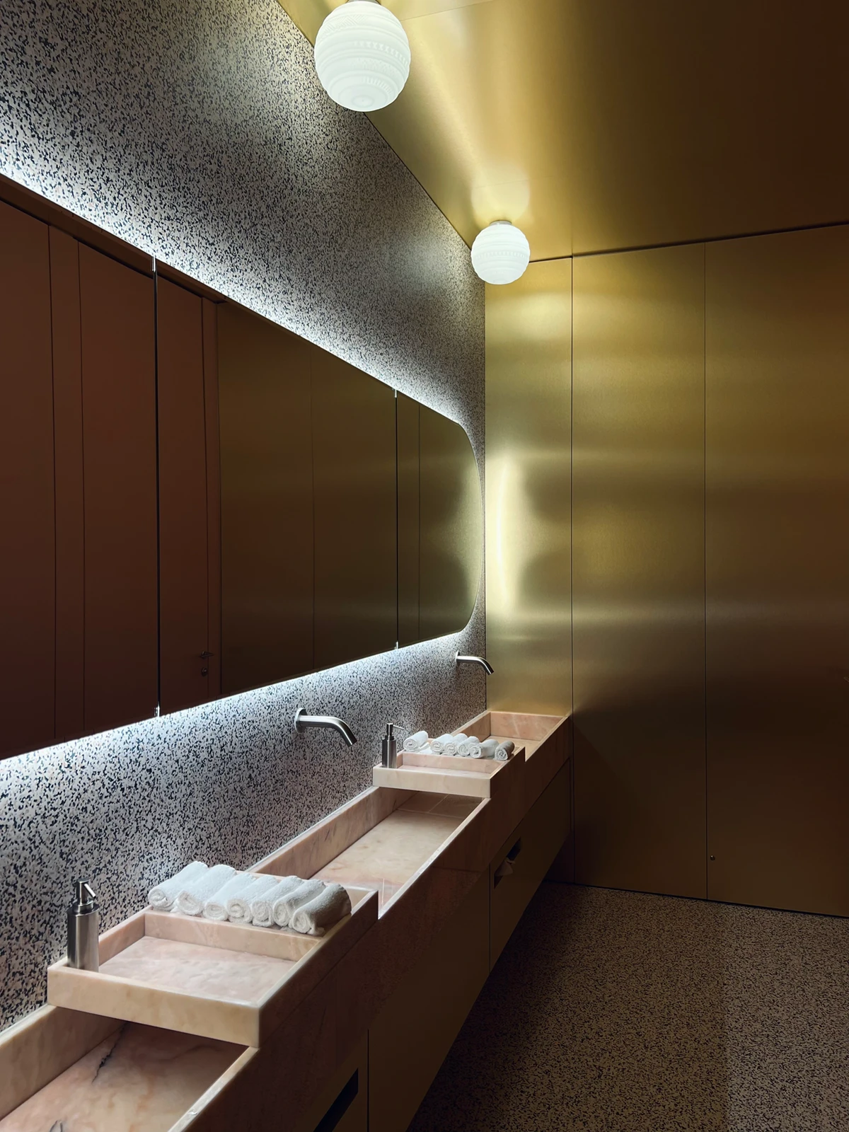 Contraste Milano, Bathroom
