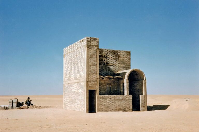 Japanese architect Kisho Kurokawa proposed a project near Sarir in Libya—a region known to be sabkha-prone