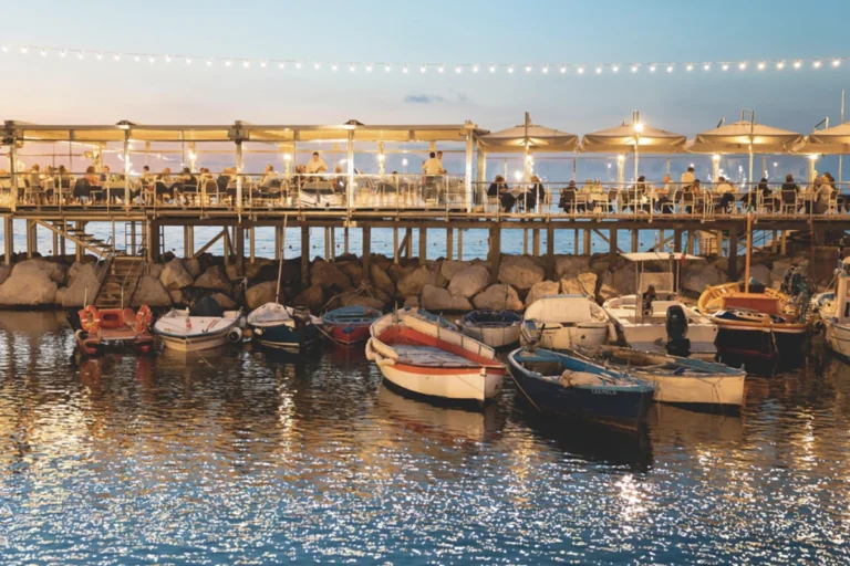 Dal libro Napoli Amore edito da Assouline – fotografia di Stuart Black (via Alamy Stock Photo)|Dal libro Napoli Amore edito da Assouline – fotografia di Alfonso Abbate|Dal libro Napoli Amore edito da Assouline – fotografia di Ciro Pipoli|Dal libro Napoli Amore edito da Assouline – fotografia di Sam Gregg|Dal libro Napoli Amore edito da Assouline – fotografia di Marco Cantile : LightRocket (via Getty Images)|Dal libro Napoli Amore edito da Assouline – fotografia di Roberto Salomone|Dal libro Napoli Amore edito da Assouline – fotografia di Slim Aarons (via Getty Images)|Dal libro Napoli Amore edito da Assouline – fotografia di Ciro Pipoli|Dal libro Napoli Amore edito da Assouline – fotografia di Sam Gregg