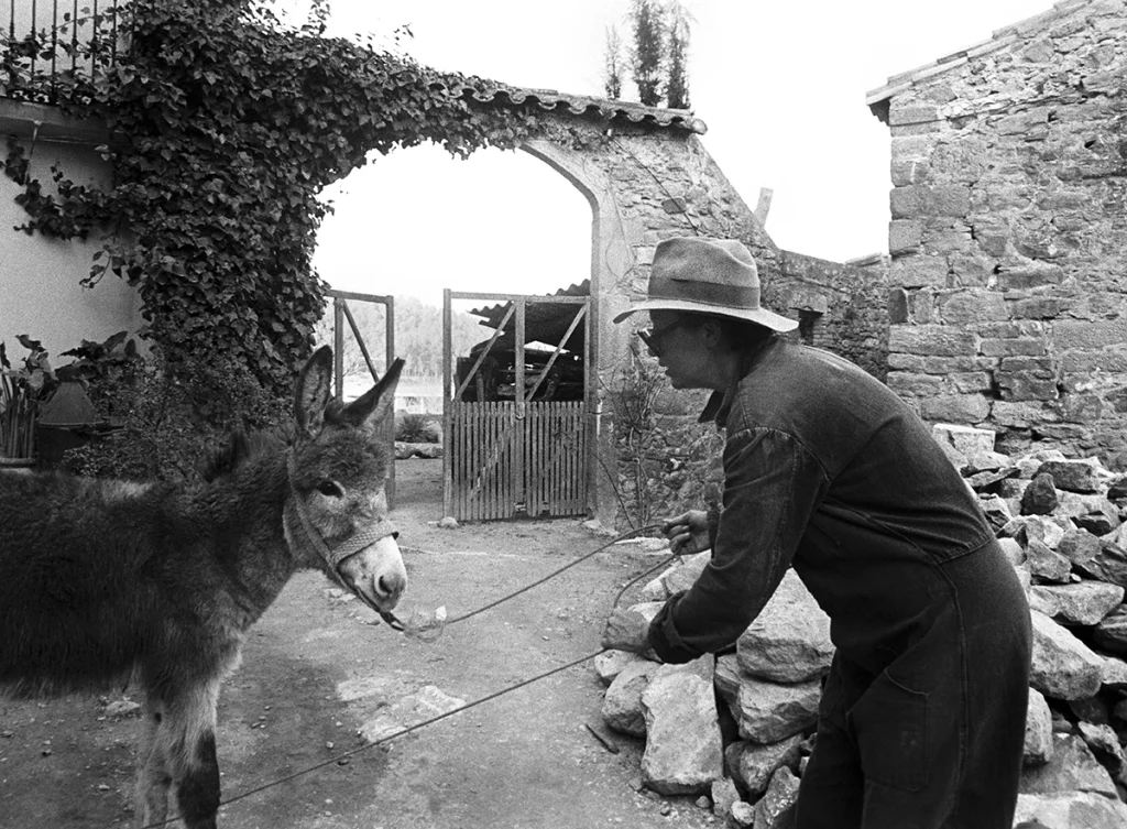 Elsa in her Sant Martí Vell_s first home. 1976 ©Archivo Colita Fotografía