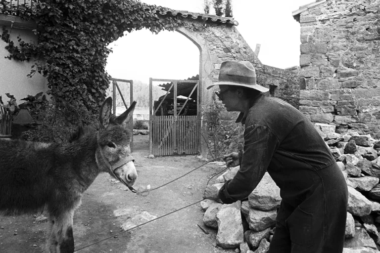 Elsa in her Sant Martí Vell's first home. 1976 ©Archivo Colita Fotografía