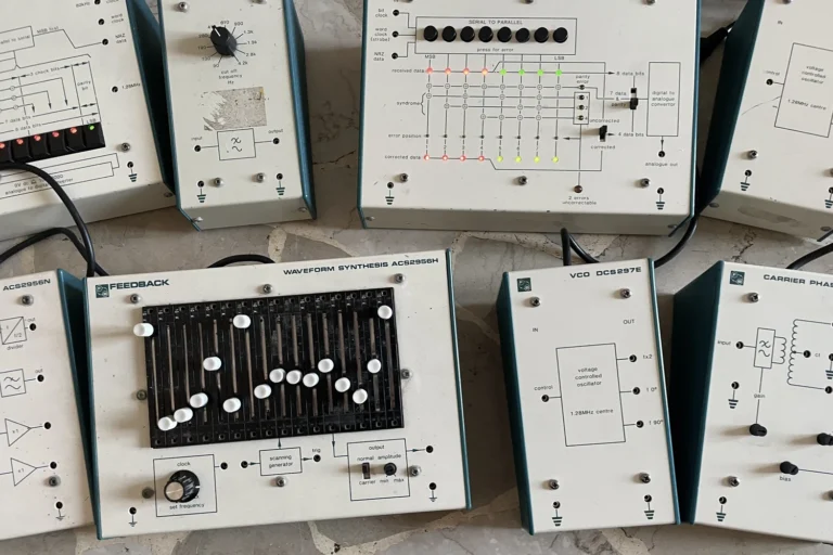 Elvio Seta aka Neuf Voix||Elvio Seta aka Neuf Voix – Bergamo|Elvio Seta aka Neuf Voix – Home|Elvio Seta aka Neuf Voix – strumenti|Elvio Seta aka Neuf Voix – Ph. Chiara Seta||Elvio Seta aka Neuf Voix – Ph. Mattia Diodato|Elvio Seta aka Neuf Voix – RMI|Elvio Seta aka Neuf Voix – cimelio|Elvio Seta aka Neuf Voix – Spiel Den Synthi|Elvio Seta aka Neuf Voix – una performance|Elvio Seta aka Neuf Voix – Starkey