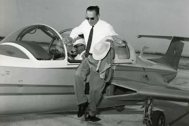 Enrico Mattei sull’aereo aziendale. foto archivio storico Eni