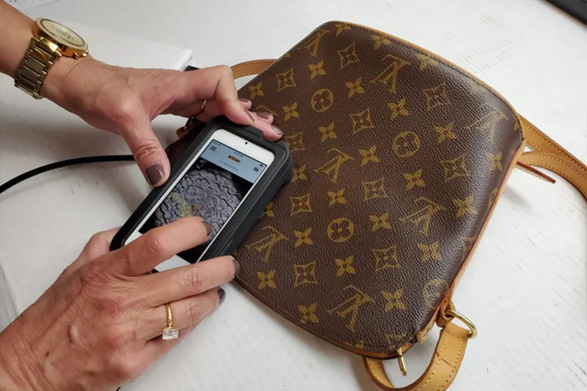 Lampoon, Entrupy The AI device that can detect counterfeit handbags credit El Paìs