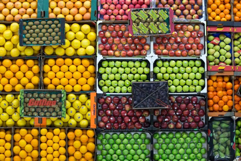 Frutta e verdura al banco alimentare