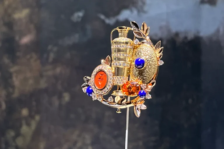 Fermaglio Anfora Van. Cleef & Arpels. Oro giallo