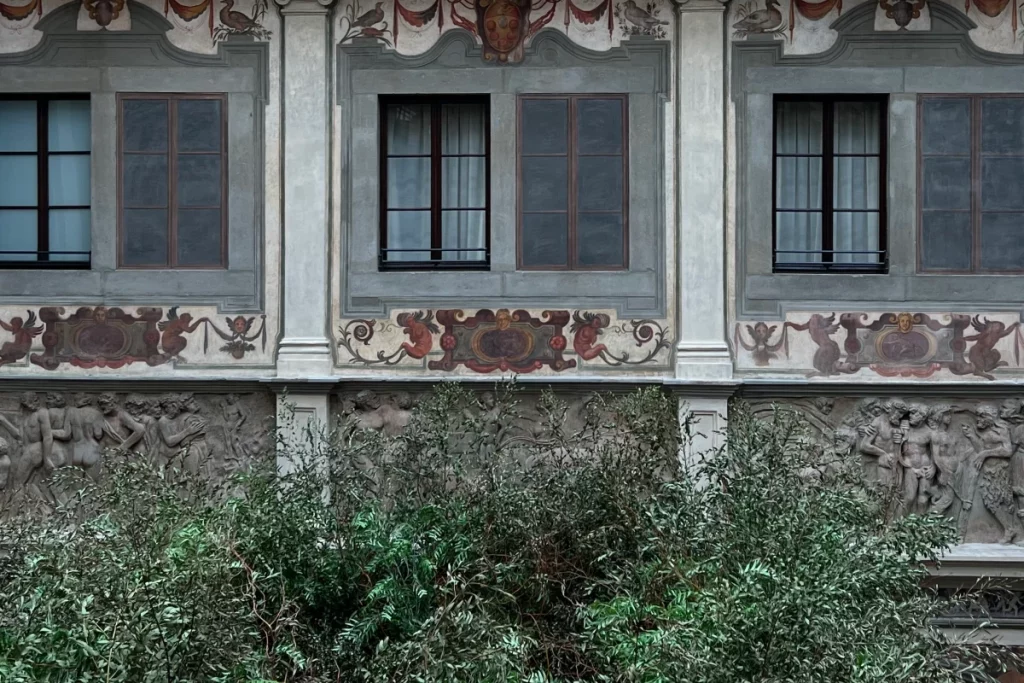 Four Seasons Hotel Firenze – the hall is a Winter Garden with bas-reliefs