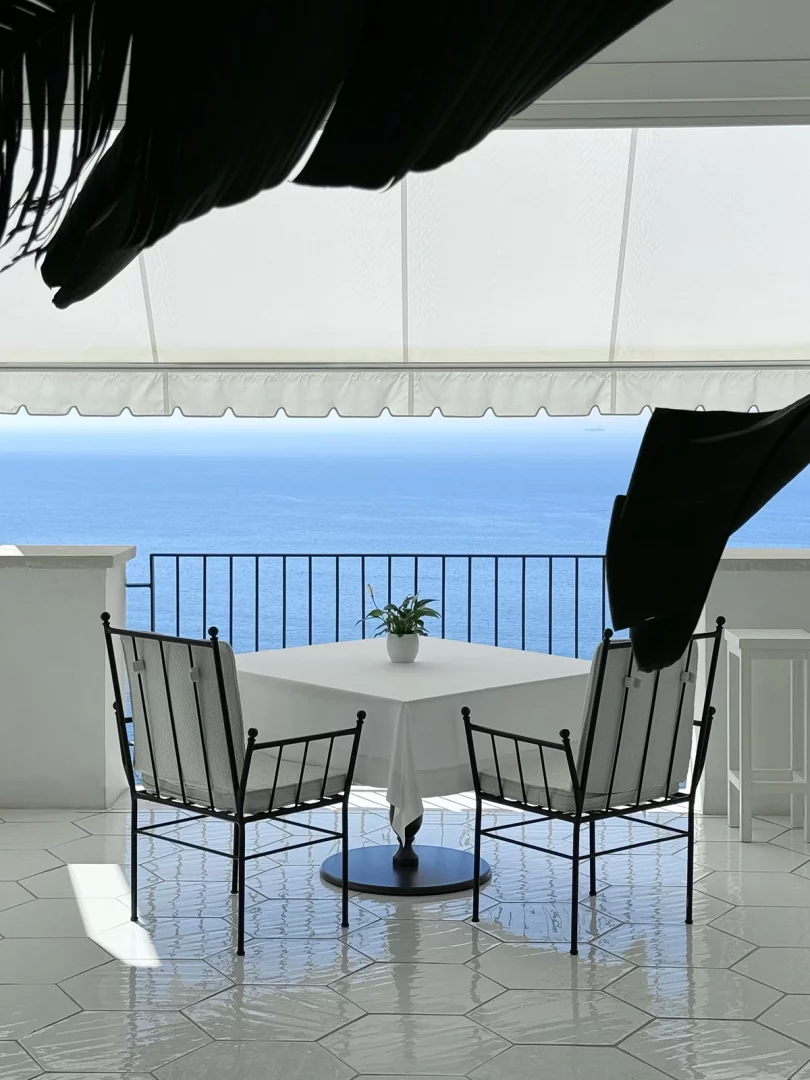 Furore Grand Hotel, Bluh, dining veranda beneath arches and plants