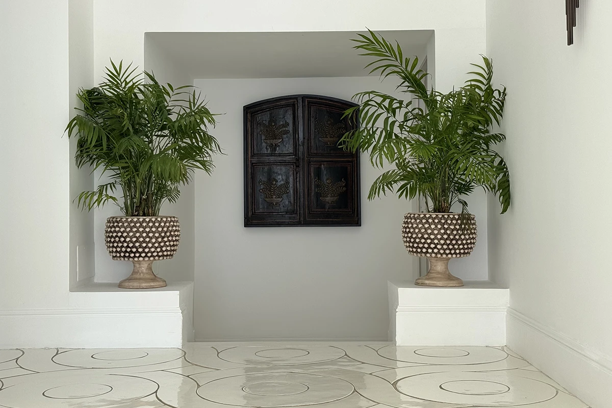 Furore Grand Hotel, shaded alcove with twin planters and antique door