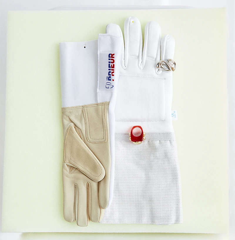 Gloves Prieur Sport, rings La Manso and MonSecret. Photography Jeanne Lucas, styling Alexandra Conti