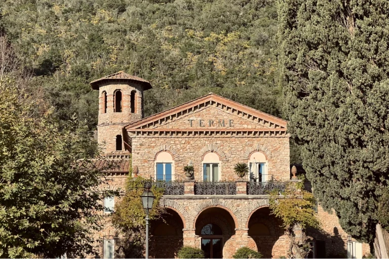 Grotta Giusti|Piscina termale esterna Grotta Giusti||La struttura originale del cavaliere Domenico Giusti