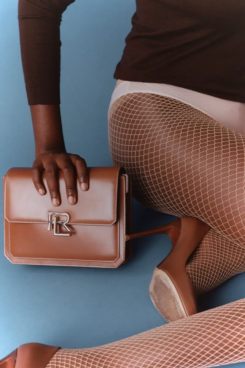 The manufacture of the new RL 888 Handbag was entrusted to the Italian know-how of artisans on leather goods, based in Florence
