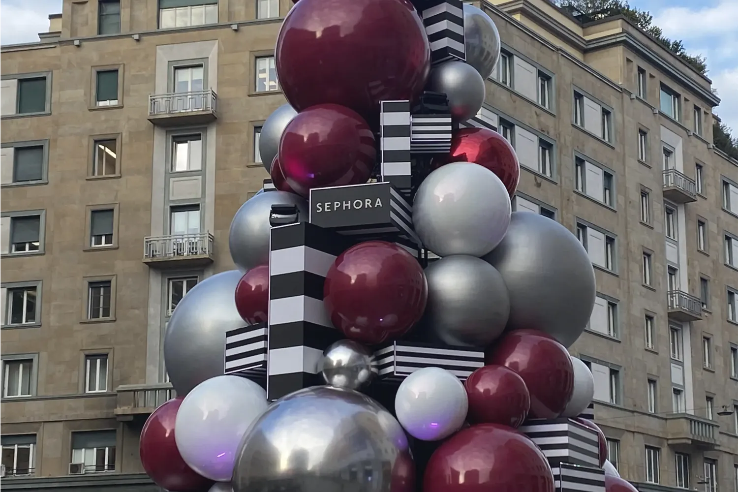 |L'albero di Natale di Piazza San Babila|L'albero di Natale in Piazza San Babila