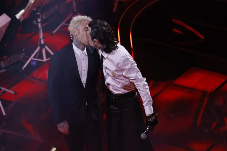Il bacio tra Rosa Chemical e Fedez