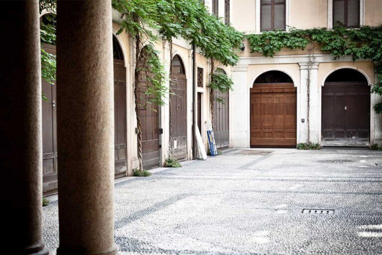 Il cortile di un edificio di via Spiga