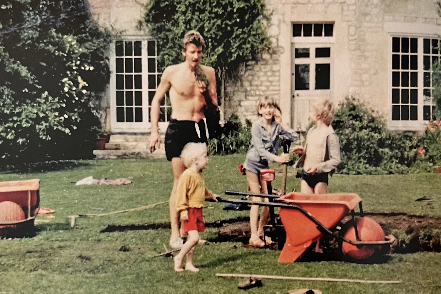 James Dyson con i figli Sam, Emily e Jake, Ballbarrow, Sycamore House, 1982