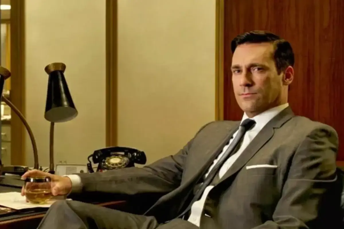 Jonathan Daniel Hamm interpreta Don Draper protagonista della serie Mad Men