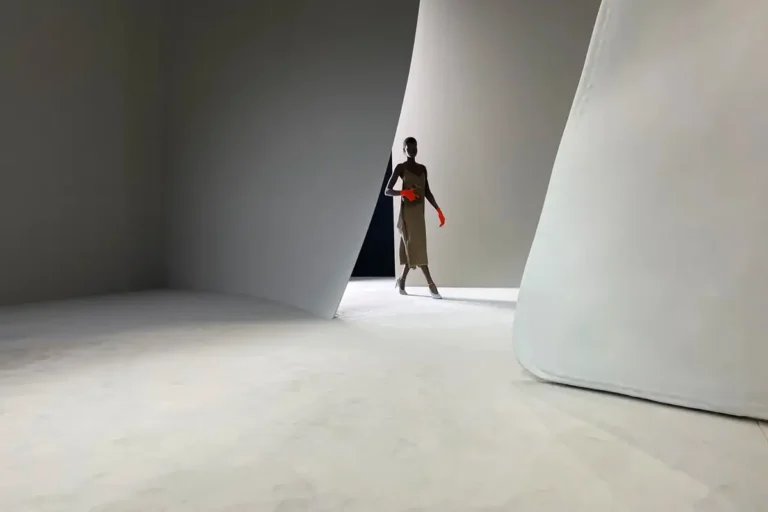 |La passerella della sfilta di Fendi SS24 Milano Moda Settembre 2023