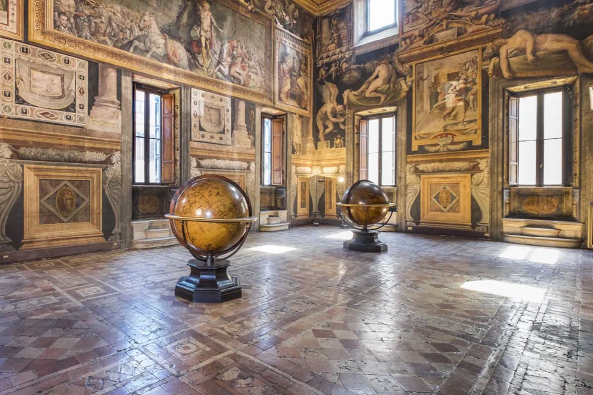 La sala dei mappamondi