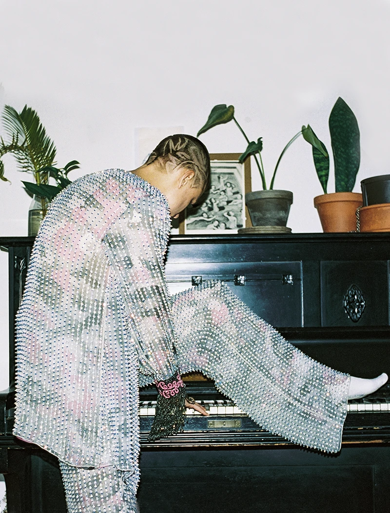 Woman in glitter dress sitting on piano - Photography Nadine Frankzkowski