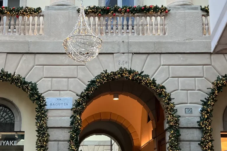 Le luminarie in Via Bagutta
